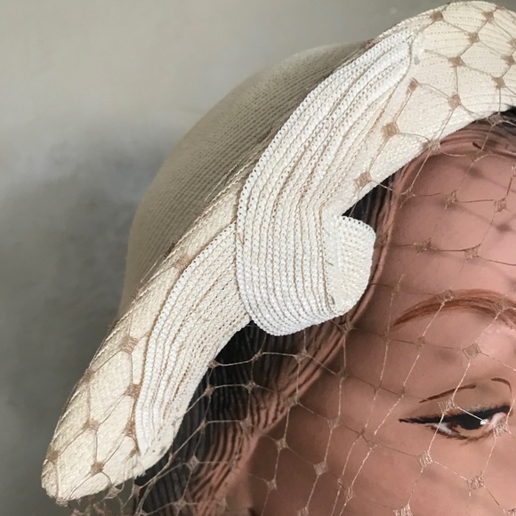 ELEGANT 1950s' CREAM COLOR STRAW ASYMMETRICAL TOQUE WITH BEADED APPLIQUÉS & VEIL - Picture 6 of 8